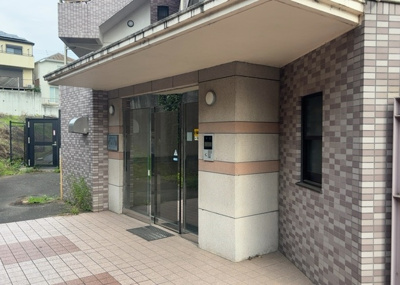 【エントランス】 | プレジャーガーデン橋本 | マンションのエントランスには、もともと風よけや防犯の役割がありますが、マンションによって宅配ボックスなどの設備が備わっている所もあります。日々の生活をイメージしながら生活しやすさをチェックしましょう。