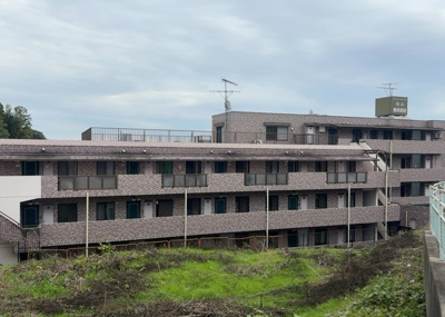 【現況写真】 | プレジャーガーデン橋本 | 外観はマンション管理がされているかの目安になります。築年数が古いと、壁面は劣化してひび割れが生じることも！建物が古びていても細かいところが修繕されていると、きちんと管理されているなぁと感じるでしょう。