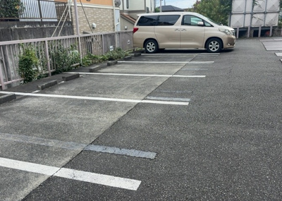 【駐車場】 | プレジャーガーデン橋本 | 車一台あたりに必要なスペースは、標準サイズの普通自動車で横幅2m50cm、長さ5mは必要になります。ただし、乗降のことも考慮して横幅3m30cm、長さ5m50cmほどは確保できるところを選びましょう。