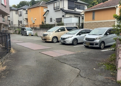 【駐車場】 | プレジャーガーデン橋本 | 駐車場と明記されていても、最小スペースでつくられた駐車場だと大型車は駐車できなかったり、出入りしにくくなったりする可能性があります。お車のサイズと購入したい物件の駐車場のサイズを現地で確認しましょう。