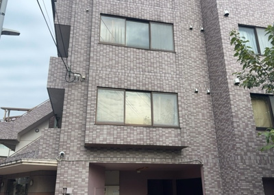 【中庭】 | プレジャーガーデン橋本 | 中庭（パティオ）とは、一つの建築物の内部に設けられた、壁などで囲われている庭のことを指します。コの字型、ロの字型が主流ですが、L字型の中庭もあります。最近では、インテリア性の高さからも人気があります。