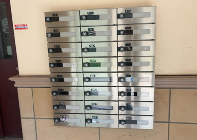 【設備】 | プレジャーガーデン橋本 | エントランス付近に設置されている集合ポストは、住んでいる部屋と離れているため、ポストをあさるなど誰かに何かされていても被害に気づきにくいです。入居する時には他人に特定されにくい番号で鍵をかけましょう！