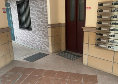 【ロビー】 | プレジャーガーデン橋本 | ラウンジは、マンションの共用スペースに椅子やテーブルなどを配置した利用者が寛げる空間です。屋内型ラウンジと屋外型ラウンジがあります。共用部分の管理状況と合わせて、詳細については現地でご確認ください。