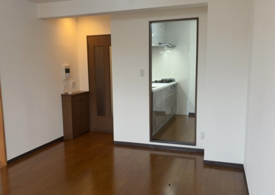 【キッチン】 | プレジャーガーデン橋本 | L型アイランドタイプは、キッチンからダイニングにもリビングにも目が行き届くので、とても使いやすい配置です。L字型独立タイプは、キッチンを独立させてるためLDKというよりもLDといった様なイメージです。