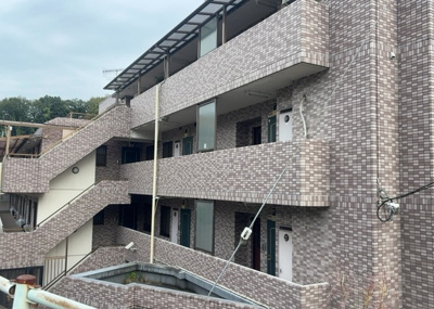 【外観】 | プレジャーガーデン橋本 | ＲＣ造、Reinforced Concreteは直訳すると補強されたコンクリートです。主に柱や梁・床・壁が鉄筋とコンクリートで構成おり、鉄筋を組んだ型枠にコンクリートを流し込んで固めたものを指します。