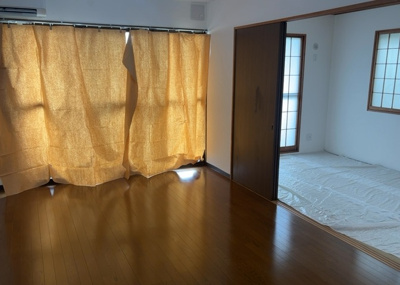 【居間・リビング】 | プレジャーガーデン橋本 | リビングの間取りの種類は大きくわけてリビングとダイニングが別になっているタイプ、リビングダイニング一体型です。どちらも一長一短ですので、家を選ぶ時はその両面をチェックして決めるようにしましょう。