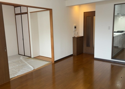 【居間・リビング】 | プレジャーガーデン橋本 | 直線タイプはLとDKを一直線に並べた形で対面キッチンのタイプです。一般的なのでよく見かけるかもしれません。直線タイプに似た直接アイランドタイプは、キッチンとダイニングの間に壁がない分広く感じられます。