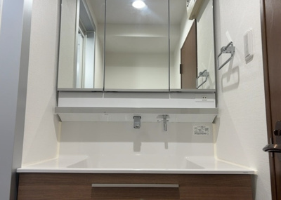 【独立洗面台】 | プレジャーガーデン橋本 | 洗面化粧台では顔を洗ったり、身だしなみを整えることが本来の使い方ですが、用途によっては洗面化粧台に求められる機能が違ってくるため、ご自身や家族のライフスタイルに合ったものを選ぶことをおすすめ致します。