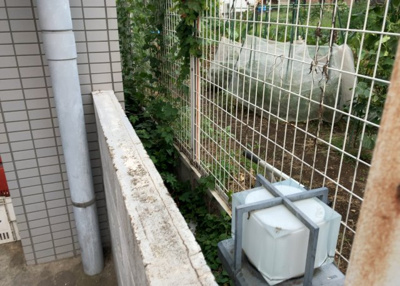 【庭】 | メゾン・ド・オンブラージュ | 物件によっては、入居者が個人的に使用できる専用庭がついているものもあります。また、住宅の中にある土間の部分を庭と呼ぶこともあります。庭の用途は住む人によって変わり、それによってデザインもさまざまです。