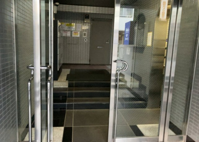 【エントランス】 | メゾン・ド・オンブラージュ | マンションのエントランスには、もともと風よけや防犯の役割がありますが、マンションによって宅配ボックスなどの設備が備わっている所もあります。日々の生活をイメージしながら生活しやすさをチェックしましょう。