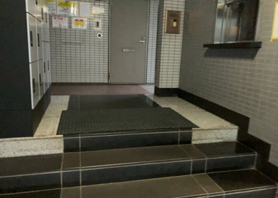 【ロビー】 | メゾン・ド・オンブラージュ | ラウンジは、マンションの共用スペースに椅子やテーブルなどを配置した利用者が寛げる空間です。屋内型ラウンジと屋外型ラウンジがあります。共用部分の管理状況と合わせて、詳細については現地でご確認ください。