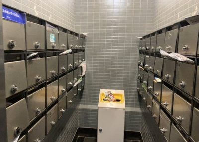 【設備】 | メゾン・ド・オンブラージュ | エントランス付近に設置されている集合ポストは、住んでいる部屋と離れているため、ポストをあさるなど誰かに何かされていても被害に気づきにくいです。入居する時には他人に特定されにくい番号で鍵をかけましょう！