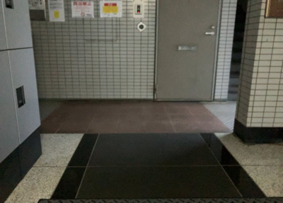 【ロビー】 | メゾン・ド・オンブラージュ | ロビーというと、エントランスと何がちがうの？と思いますよね。実はロビーとエントランスには明確な決まりはありません。物件によっては、エントランスを入って広がるある程度の広さのある空間がロビーとなります。