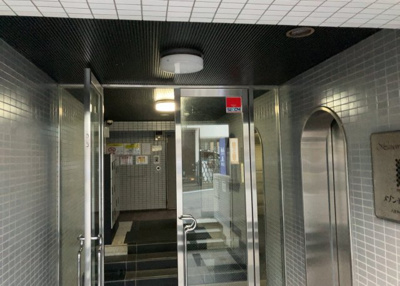 【防犯設備】 | メゾン・ド・オンブラージュ | 室内の防犯設備もチェックしましょう！モニター付きインターホンが設置されているか、防犯シャッターが設備されているか、ベランダに人が上がってきにくい高さかなどチェックしておくと入居後も安心できるでしょう。