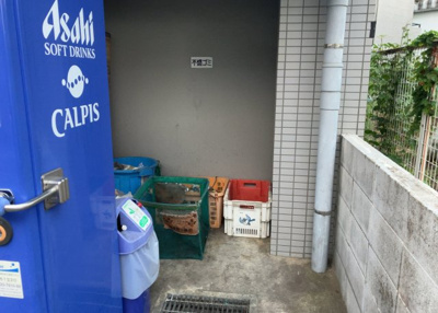 【設備】 | メゾン・ド・オンブラージュ | 共有部分は、住民なら誰もが使える設備のこと。例えば駐車場やエレベーター、インターネット設備、セキュリティ設備などがあります。他にも、マンションの廊下・外部階段やエントランス・ゴミ置き場などがあります。