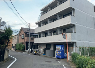 【外観】 | メゾン・ド・オンブラージュ | 隣家の土地はどうなっているのか、生活利便施設が近くにあるのか、学校まで近いかなど、お客様のライフスタイルにあわせたイメージが重要です。また、近くにあると困る施設が近くにないかも確認するといいでしょう。