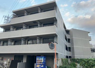 【現況写真】 | メゾン・ド・オンブラージュ | 道幅が広い場所は日当たりや風通が良好です。幅が広いのですれ違いも可能ですし大きな車でも駐車可能！一方で、大型車が通ることも多くなるため交通量の増加により騒音に繋がります。また土地の値段が高くなります。