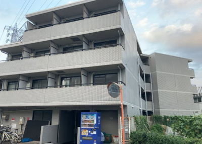 【構造・工法・仕様】 | メゾン・ド・オンブラージュ | ＲＣ造、Reinforced Concreteは直訳すると補強されたコンクリートです。主に柱や梁・床・壁が鉄筋とコンクリートで構成おり、鉄筋を組んだ型枠にコンクリートを流し込んで固めたものを指します。