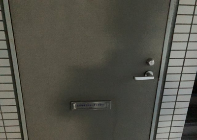 【玄関】 | メゾン・ド・オンブラージュ | 玄関は家の顔でもあり、家族以外の目にも止まる場所です。玄関は外との間を仕切る扉、靴などをしまっておく収納スペース、靴脱ぎのたたきスペース、来客とのやり取りをするドアホンなど複数のアイテムからなります。