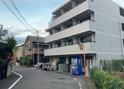 【外観】 | メゾン・ド・オンブラージュ | 外観はマンション管理がされているかの目安になります。築年数が古いと、壁面は劣化してひび割れが生じることも！建物が古びていても細かいところが修繕されていると、きちんと管理されているなぁと感じるでしょう。