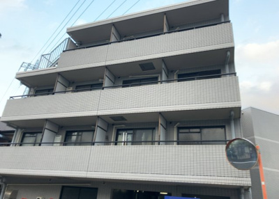 【バルコニー】 | メゾン・ド・オンブラージュ | 一般的なバルコニーは、奥行1.5ｍ程ですが、ワイルドバルコニーは2ｍまで広がっています。そのため洗濯物の間隔をあけ干すことができ、乾きやすいというメリットや、ガーデニングが楽しめる等の特徴があります。