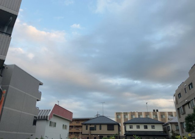 【展望】 | メゾン・ド・オンブラージュ | 眺望の良さを楽しめるダイニングキッチンで家族団らんの時間を過ごしてはいかがでしょうか。バルコニーから見える景色を家族で眺める時間は、時間が経つのを忘れてしまいそうですね。是非、現地を見に行きましょう！