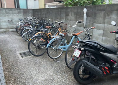 【駐車場】 | メゾン・ド・オンブラージュ | 車一台あたりに必要なスペースは、標準サイズの普通自動車で横幅2m50cm、長さ5mは必要になります。ただし、乗降のことも考慮して横幅3m30cm、長さ5m50cmほどは確保できるところを選びましょう。