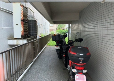 【駐車場】 | メゾン・ド・オンブラージュ | 駐車場と明記されていても、最小スペースでつくられた駐車場だと大型車は駐車できなかったり、出入りしにくくなったりする可能性があります。お車のサイズと購入したい物件の駐車場のサイズを現地で確認しましょう。