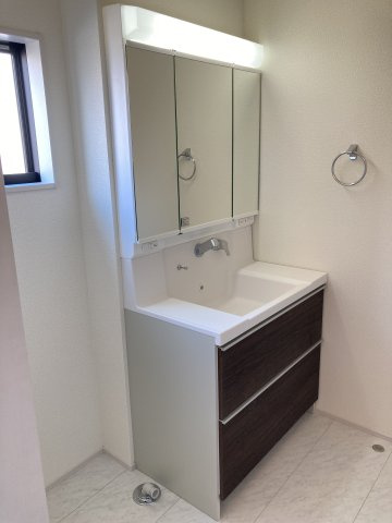 リーブルガーデンＳ第13渋川八木原　3号棟の独立洗面台|シャワー水栓付き洗面台で朝の身支度もバッチリです！
洗面台には収納スペースもあり洗面室もすっきり片付きますよ！