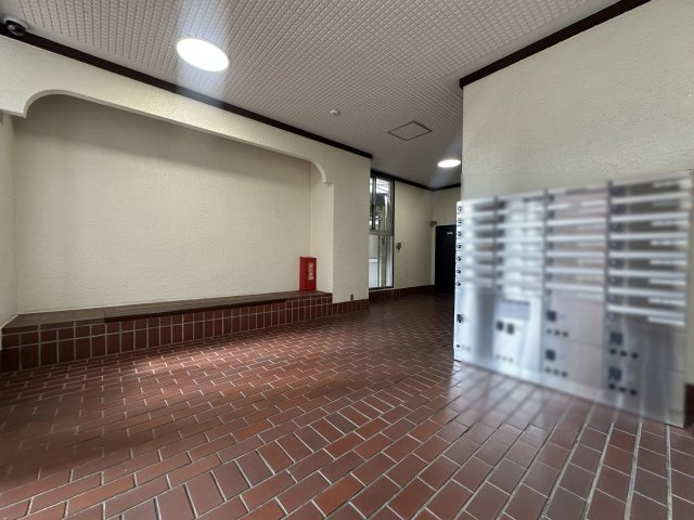 星陵台ハイツのエントランス