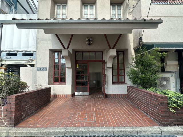 星陵台ハイツのエントランス