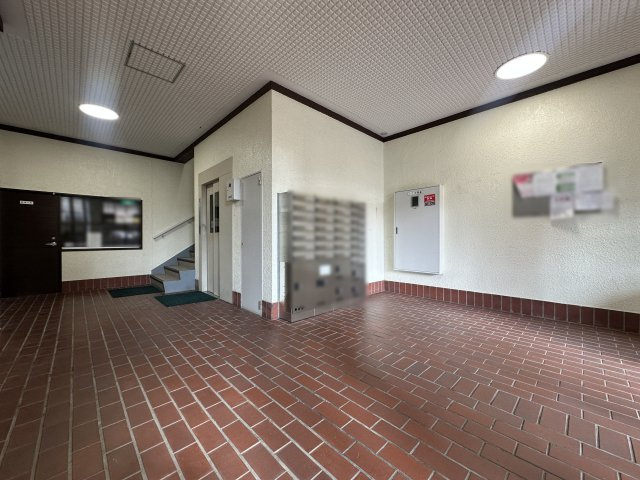 星陵台ハイツのエントランス