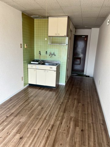 石原マンション（三山）の内装|広くて明るい寝室