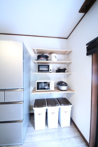 ぬこハウス相模原のキッチン|調理家電が完備。初めての一人暮らし、一人暮らしの再スタートには助かりますね。
