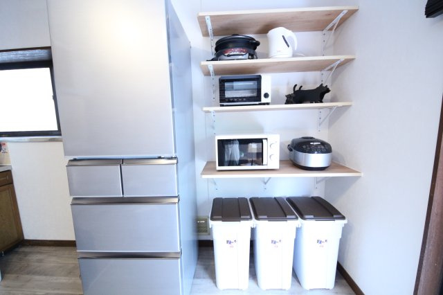 ぬこハウス相模原のキッチン|調理家電が完備。初めての一人暮らし、一人暮らしの再スタートには助かりますね。
