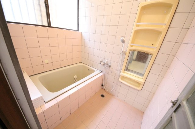 ぬこハウス相模原の浴室|浴槽付きのお風呂。脚をゆったりと伸ばして入ることのできる浴槽も一人暮らしでは味わえない贅沢な暮らし。