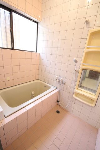 ぬこハウス相模原の浴室|浴槽付きのお風呂。脚をゆったりと伸ばして入ることのできる浴槽も一人暮らしでは味わえない贅沢な暮らし。
