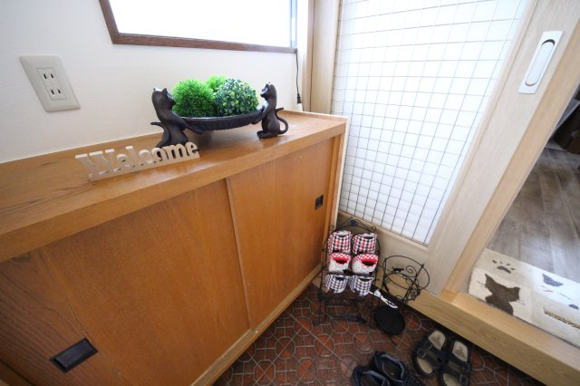 ぬこハウス相模原の玄関|あらゆる場所に猫グッズ。猫好きにはたまらないですね。
