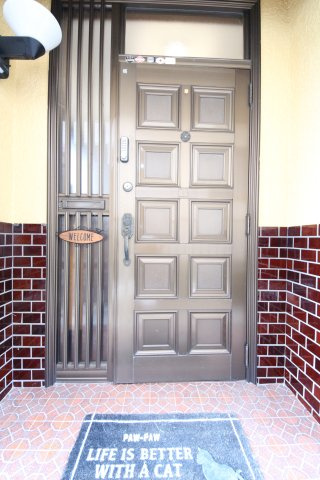 ぬこハウス相模原の玄関|玄関はパスワード式の電子錠。オートロック式です。
