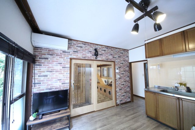 ぬこハウス相模原の居間・リビング|一人暮らしでは味わえない、贅沢な暮らしがシェア生活の大きなメリットですね。
