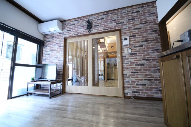 ぬこハウス相模原の居間・リビング|リビングルームの隣は猫部屋になっています。
