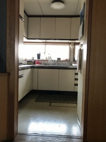 わんにゃんハウス祖師谷のキッチン|広々としたシステムキッチン。３口のガスコンロ、広い調理台、大きなシンクと料理づくりも楽しくなります。