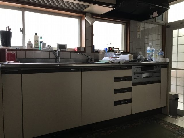 わんにゃんハウス祖師谷のキッチン|広々としたシステムキッチン。３口のガスコンロ、広い調理台、大きなシンクと料理づくりも楽しくなります。