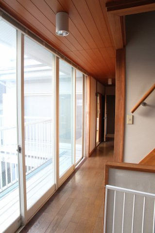 わんにゃんハウス祖師谷のその他共用部分|共有のベランダで洗濯物を干すこともできます。