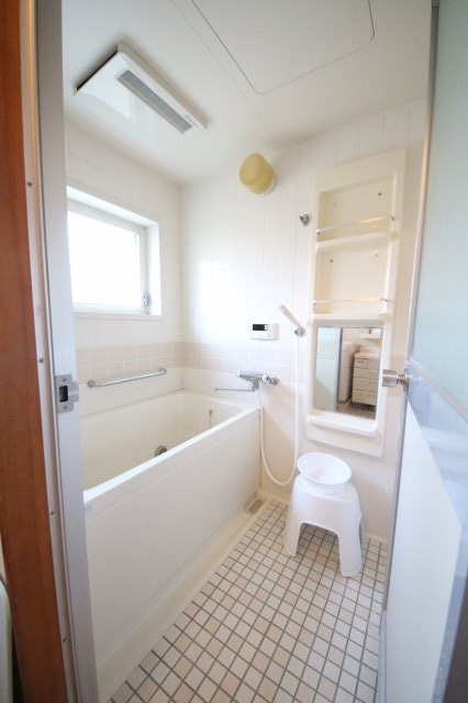 わんにゃんハウス祖師谷の浴室|脚をゆったりと伸ばして入ることのできる浴槽も一人暮らしでは味わえない贅沢な暮らし。