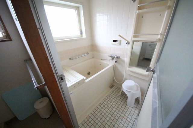 わんにゃんハウス祖師谷の浴室|脚をゆったりと伸ばして入ることのできる浴槽も一人暮らしでは味わえない贅沢な暮らし。