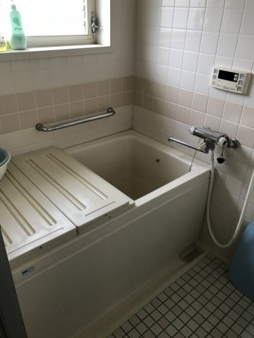 わんにゃんハウス祖師谷の浴室|脚をゆったりと伸ばして入ることのできる浴槽も一人暮らしでは味わえない贅沢な暮らし。