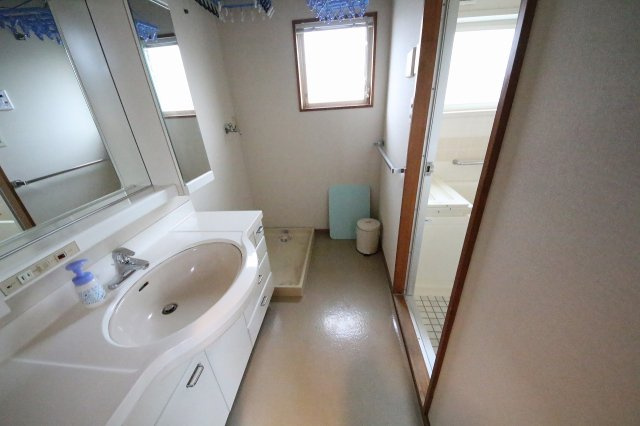 わんにゃんハウス祖師谷の洗面所|清潔感のある大きな独立洗面台は、朝の準備もはかどりますね。