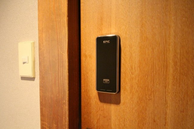 わんにゃんハウス祖師谷のセキュリティ|各個室に電子錠が完備。暗証番号で鍵の開錠を行うため、鍵の紛失などの心配が有りません。また、緊急時など