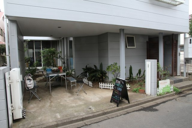 わんにゃんハウス祖師谷の外観|屋根付きの駐輪場あり。